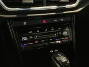 Volkswagen T-Roc 1.5TSI/150PK R-Line DSG · Navigatie · Apple/Android Car Play · Parkeersensoren · Garantie t/m 13-11-2027 of 100000km