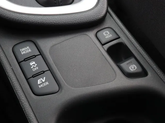 Toyota Yaris 1.5 Hybrid Dynamic Limited | Stoelverwarming | Keyless | 17 inch | All Seasons