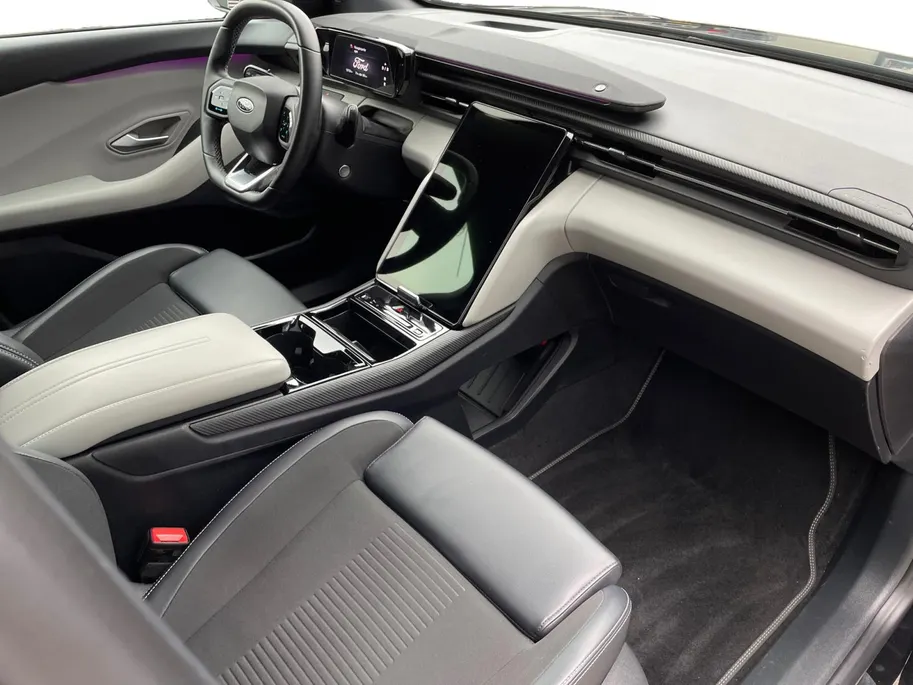 Ford Explorer Premium Extended Range RWD 77 kWh | Full Option | Black uitvoering | Trekhaak | Dealer onderhouden | AGR stoelen 12-wegs verstelbaar 21 inch wielen | Panoramadak | 1e eigenaar |