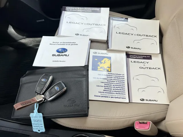 Subaru Outback 2.5i Premium Automaat | All Season Banden | Trekhaak | Elek. Schuif/Kantel Dak | Crème Witte Lederen Bekleding
