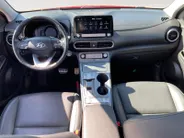 Hyundai Kona EV Premium 64 kWh | LAGE KM STAND! | Leder | Stoel- stuurverwarming | Navi