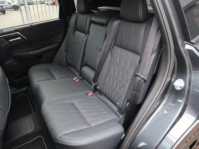 Mitsubishi Outlander 2.4 PHEV Black Edition All Seasons | Yamaha sound