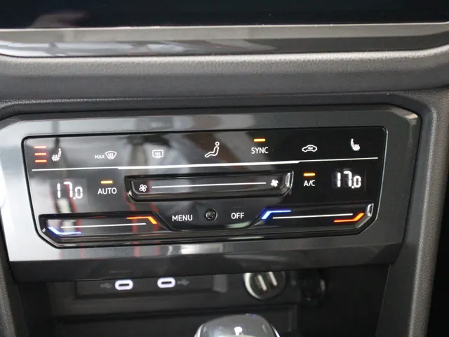 Volkswagen Tiguan 1.5 TSI Elegance Apple Carplay | Parkeercamera | Stoelverwarming | Inklapbare buitenspiegels | Climate Control