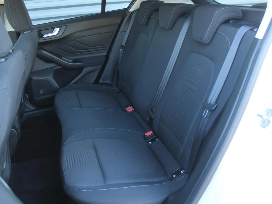 Ford Focus 1.0 EcoBoost Active Business | Trekhaak | Panoramadak | Stuur-/stoel-/voorruitverwarming | Camera | Navi | 18' LM | LED | Cruise adapt. | B&O audio | Zeer nette auto!! |