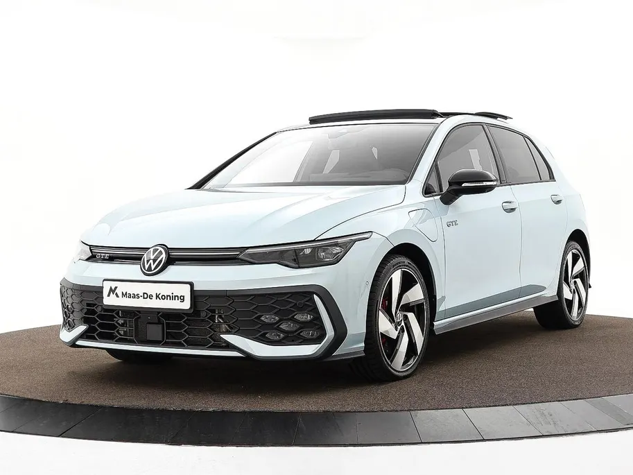 Volkswagen Golf 1.5 eHybrid 272pk DSG GTE · Panoramadak · 360 Camera · Inklap. Trekhaak · Head-Up Display · Matrix LED · Keyless · DCC · Garantie t/m 26-05-2030 of 100.000km