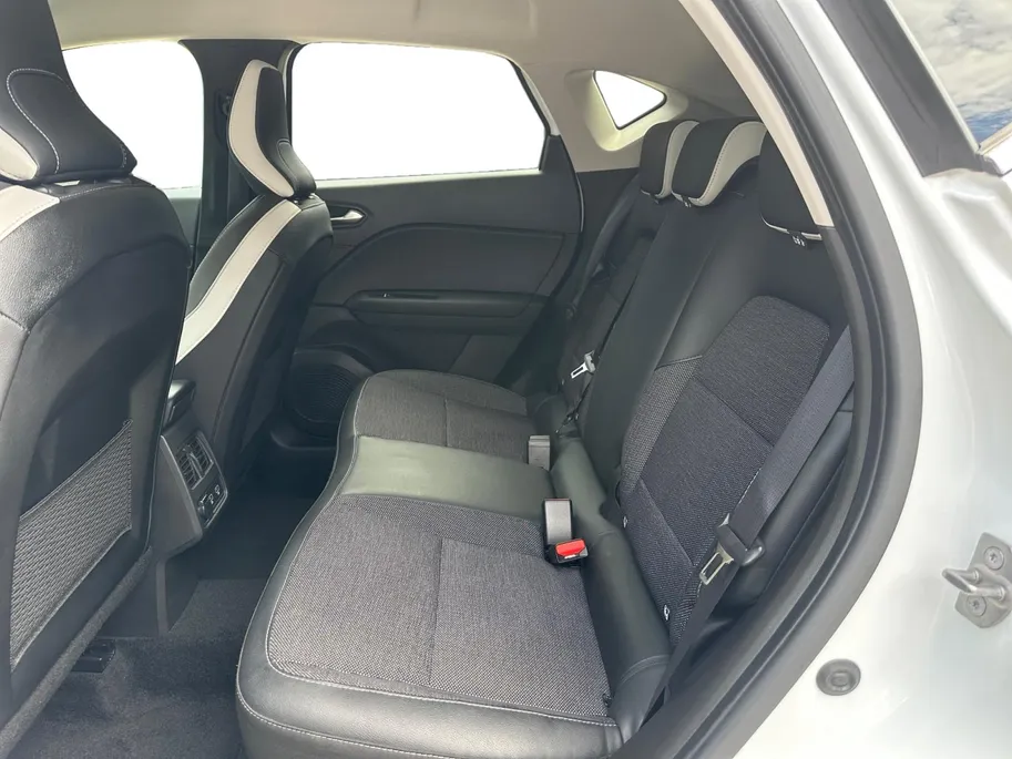 Renault Captur 1.6 E-Tech Hybrid 145 Intens | Automaat | Apple Carplay & Android Auto | Camera | Parkeersensoren | LMV | Cruise & Climate Control | 12 Maanden BOVAG Garantie