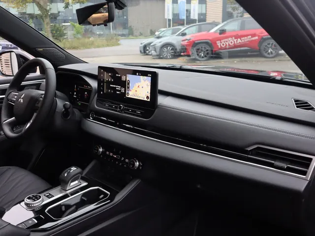 Mitsubishi Outlander 2.4 PHEV Black Edition All Seasons | Yamaha sound