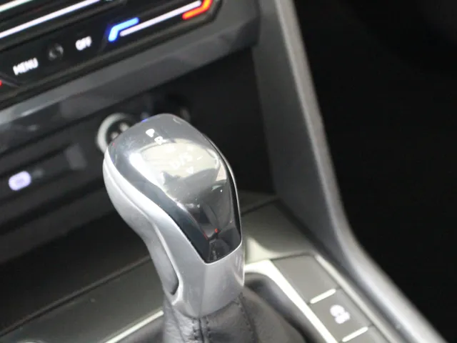 Volkswagen Tiguan 1.5 TSI Elegance Apple Carplay | Parkeercamera | Stoelverwarming | Inklapbare buitenspiegels | Climate Control