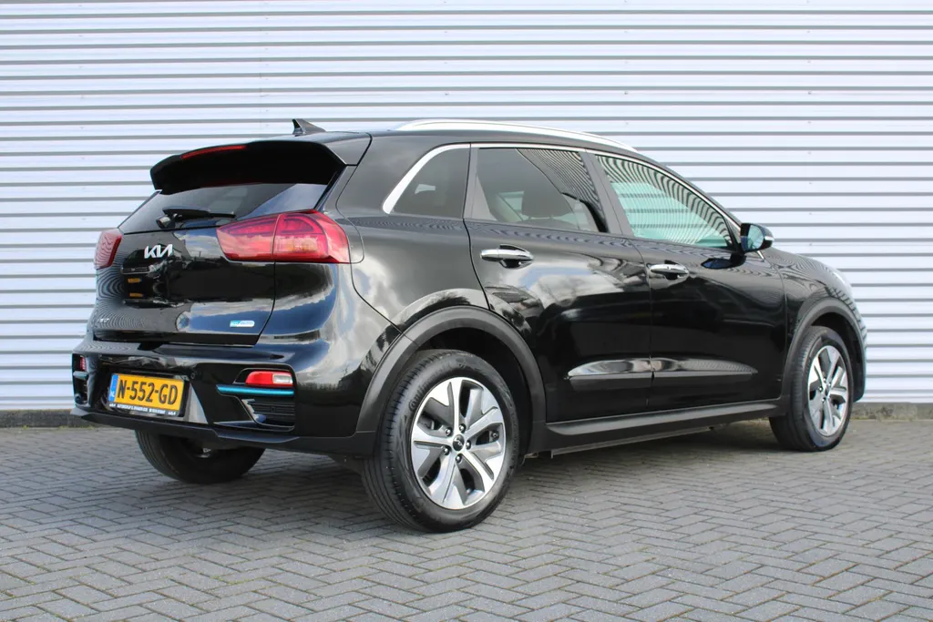 Kia e-Niro DynamicPlusLine 64 kWh | Warmtepomp | Schuif/kantel dak | 17' LM | Airco | Cruise | Navi | Camera |