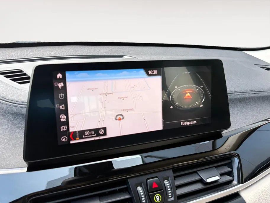 BMW X1 sDrive20i VDL Nedcar Edition | Trekhaak | Camera | Leder | Head-Up Display | Navi | Stoelverwarming | Elektrische achterklep | LED | 12 maanden Bovag Garantie