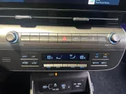 Hyundai Kona 1.6 GDI HEV Premium | Trekhaak Afn 13polig| Apple Carplay / Android Auto | Navigatiesysteem | Elektrisch Verstelbare Voorstoelen | Bestuurdersstoel + Geheugen | Parkeersensoren Voor + Achter | Camera Voor + Achter | Stoelverwarming + Stoelkoeling | Stuurv