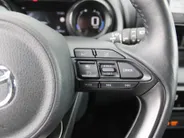 Mazda 2 Hybrid 1.5 Select | 16" LM | Stoel- & stuurverwarming | HUD | Camera | Dodehoek sensor | Clima | Apple Carplay/Android Auto |
