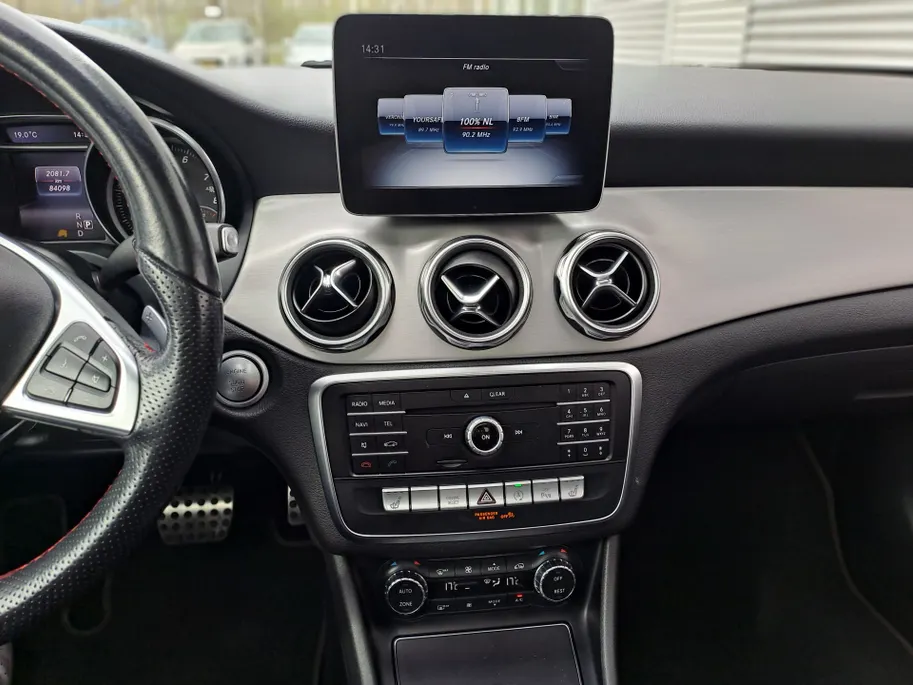 Mercedes-Benz GLA 180 Business Solution AMG AUTOMAAT | Trekhaak | Schuif/kanteldak | Navigatie | Camera | AMG-styling | Climate | Sensoren | Apple Carplay/Android Auto | Cruise | Stoelverwarming