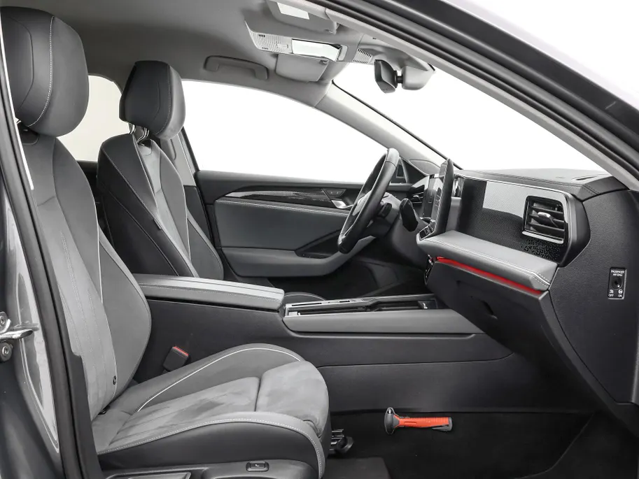 Volkswagen Passat Variant 1.5 eTSI 150pk DSG Elegance Business · Camera · Wegklapbare Trekhaak · Apple/Android Car Play · Dodehoeksensoren · P-Sensoren · 17'' Inch · Garantie t/m 18-06-2028 of 100.000