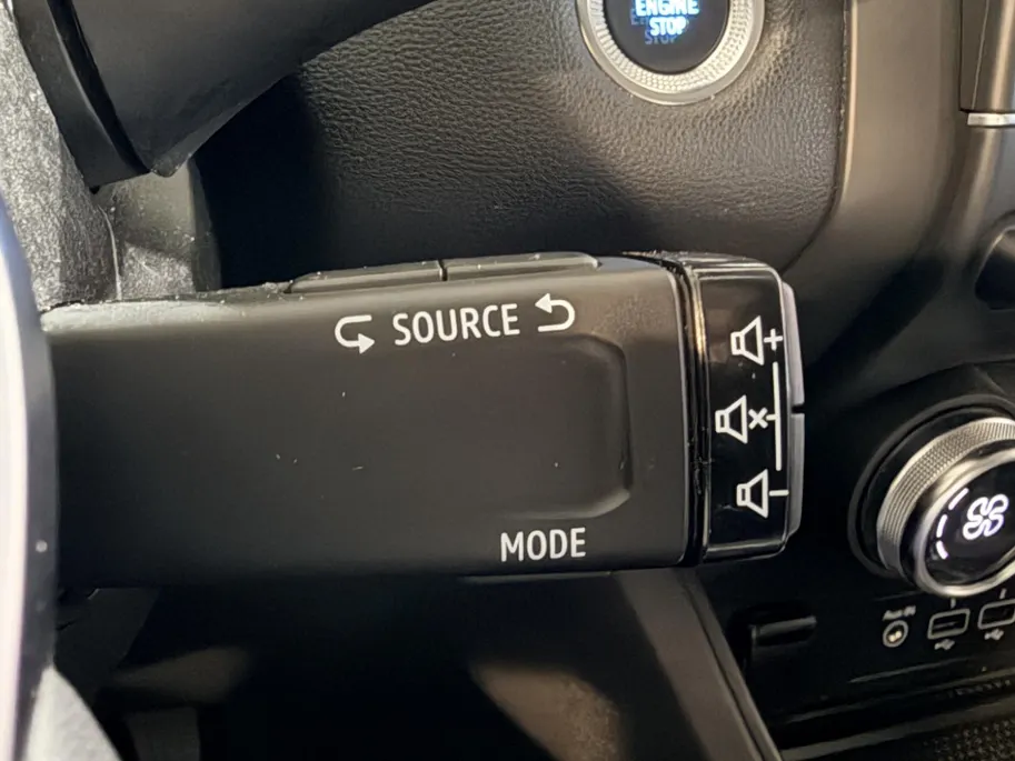 Renault Captur 145PK E-Tech Hybrid Intens Automaat | Trekhaak | All Season Banden | Navi | Camera | Climate Control | Velgens Hoogglans Zwart | Apple CarPlay/Android Auto | Licht & Regen Sensor | Full LED |