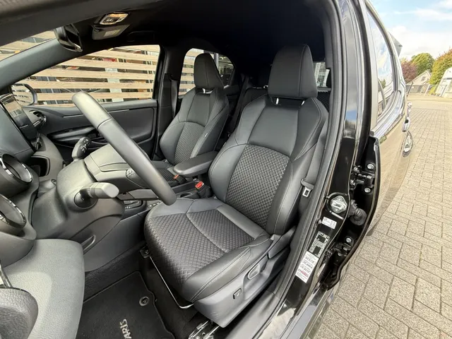 Toyota Yaris 1.5 Hybrid Executive Bi-Tone | PDC V+A | HUD