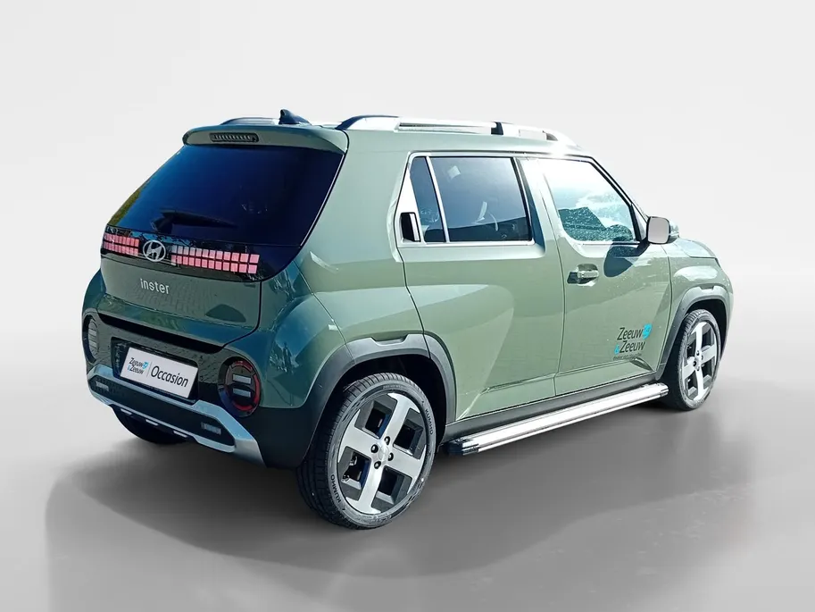Hyundai Inster Pulse Advanced 42 kWh ''SPECIAL TERREINLOOK '' oa Sidebars, Schuif /kanteldak, NAVI,  etc.!  !!NU incl. DEMOKORTING en resteren fabrieksgarantie!!!  Zeer compleet!