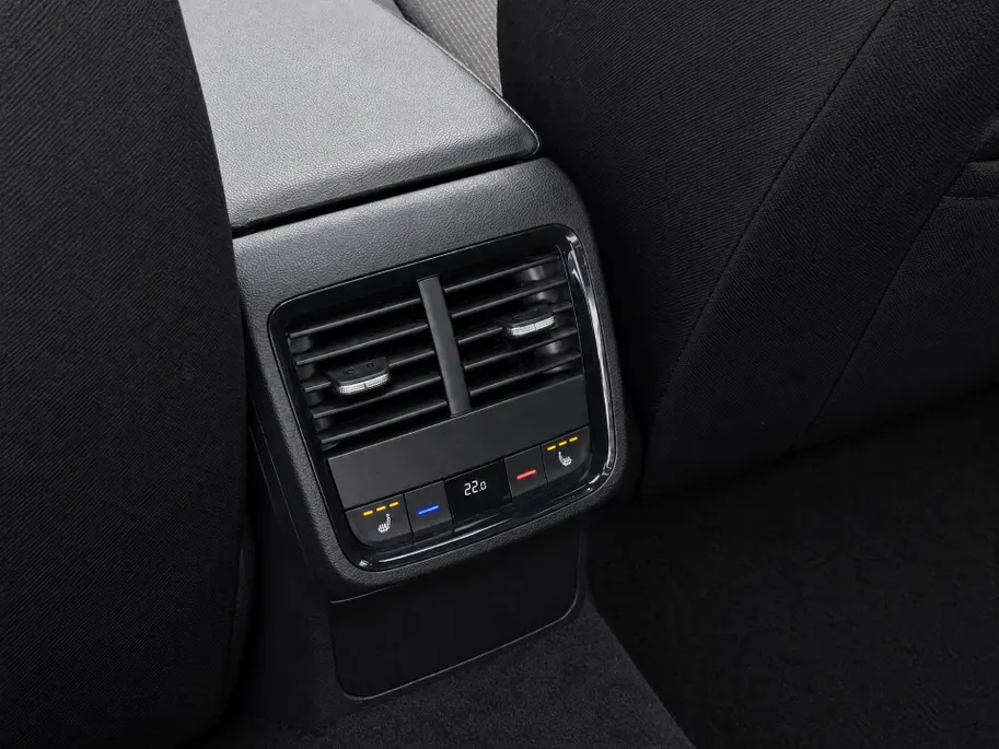 Škoda Octavia Combi 1.4TSI iV PHEV 150kW/204PK Sportline Business · Panoramadak · Navigatie · Camera + Parkeersensoren · Stoel, Stuur + achterbank verwarming · 18'' Velgen ·