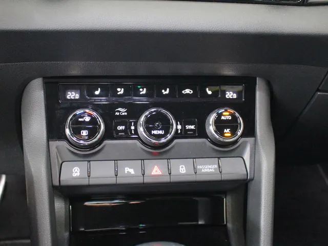 Škoda Karoq 1.5 TSI ACT Sportline Blackstyle Navigatie | Camera | Digitale Cockpit | Stoelverwarming | Adaptieve Cruuse Control
