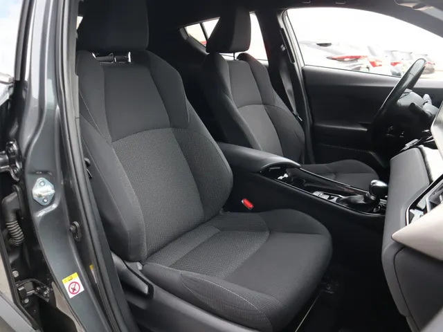 Toyota C-HR 1.8 Hybrid Style Trekhaak | All Seasonbanden | Stuur en stoelverwarming