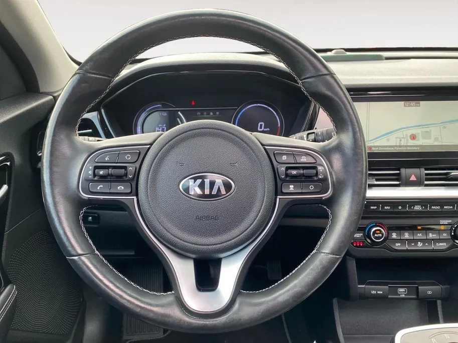 Kia e-Niro DynamicPlusLine 64 kWh | Climate control | Navigatie | Parkeercamera | Stoel + stuurverwarming | Keyless | Schuif-kanteldak | Line assist |