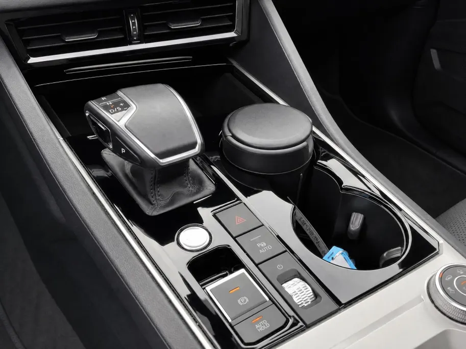 Volkswagen Touareg 3.0TSI 340kW/462PK R-line · Panoramadak · Trekhaak · Leder · Luchtvering