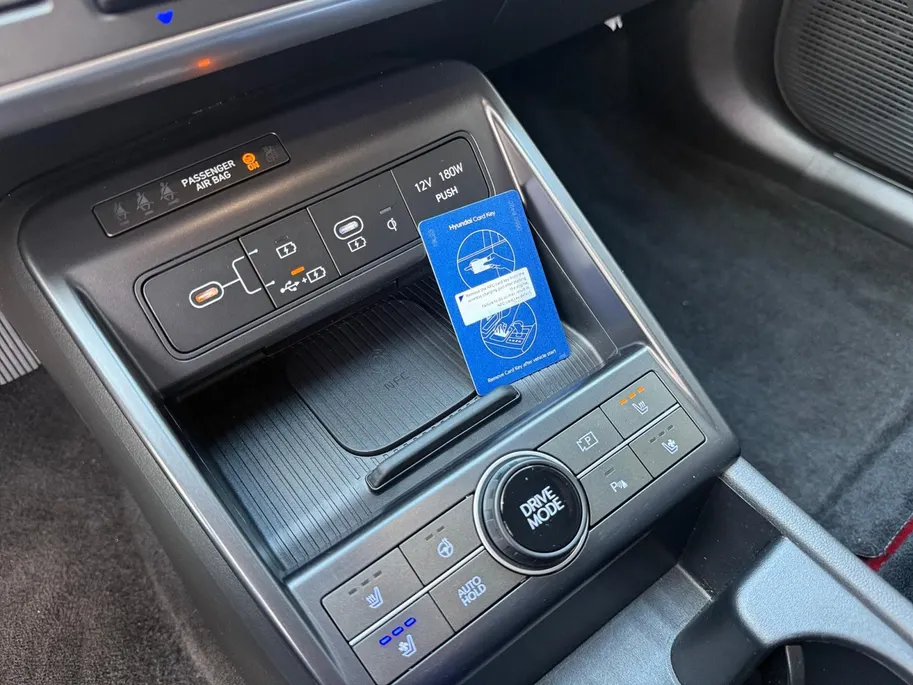 Hyundai Kona 1.6 GDI HEV Premium Sky | 1e Eigenaar | Panoramadak | Stoelkoeling/Verwarming | Elektr. Achterklep | Dodehoek detectie | 360 Camera | Fabrieksgarantie! |