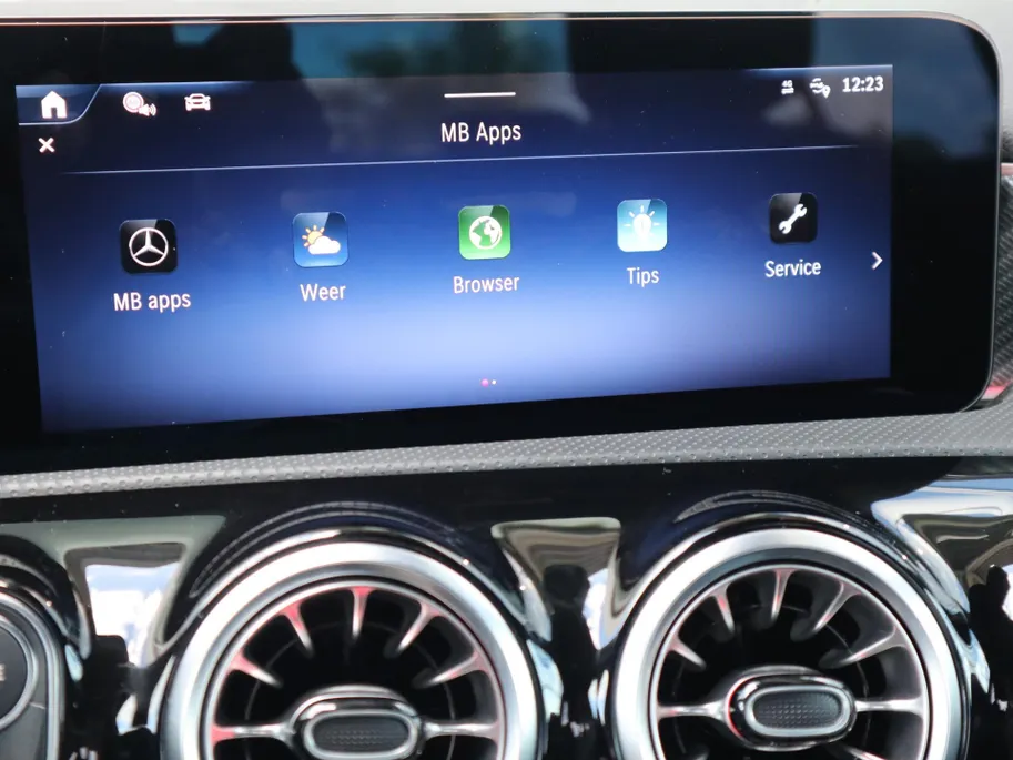 Mercedes-Benz A-Klasse 180 Star Edition Luxury Line l Trekhaak l Achteruitrij camera l Stoelverwarming l Ambiente lichtpakket