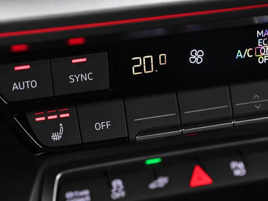 Audi A3 Sportback 45 TFSI e S edition Competition Panoramadak · SONOS Sound System · 19'' lichtmetalen velgen · Sportstoelen alcantara · MEGA Sale