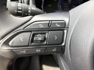 Toyota Yaris 1.5 Hybrid 115 Comfort Apple Carplay/Android Auto , cruise control adaptief en stuurhulp , climate , lm velgen , tel , usb , camera .