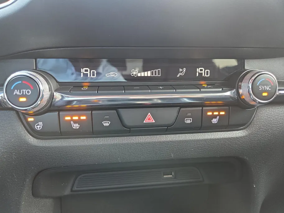Mazda CX-30 2.0 e-SkyActiv-X M Hybrid Luxury | Automaat| Dealeronderhouden | Stoelverwarming | Bose |  Zeer nette auto | Lederen interieur | BLIS | Adaptive cruise control | Camera | carplay |