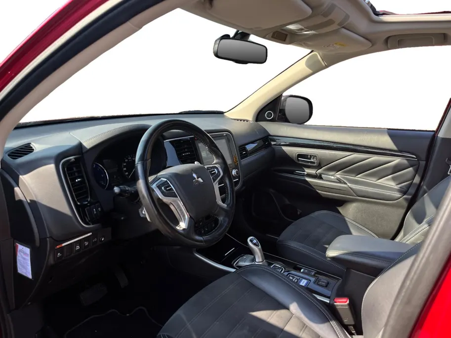 Mitsubishi Outlander 2.4 PHEV autom. Intense+ NL Auto | Pano dak | Trekhaak | LED | Alcantara | Blind Spot | Stoel-/stuurverwarming | etc.