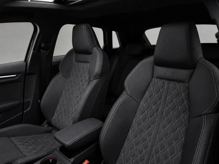 Audi A3 Sportback 45 TFSI e S edition Competition Panoramadak · SONOS Sound System · 19'' lichtmetalen velgen · Sportstoelen alcantara · MEGA Sale