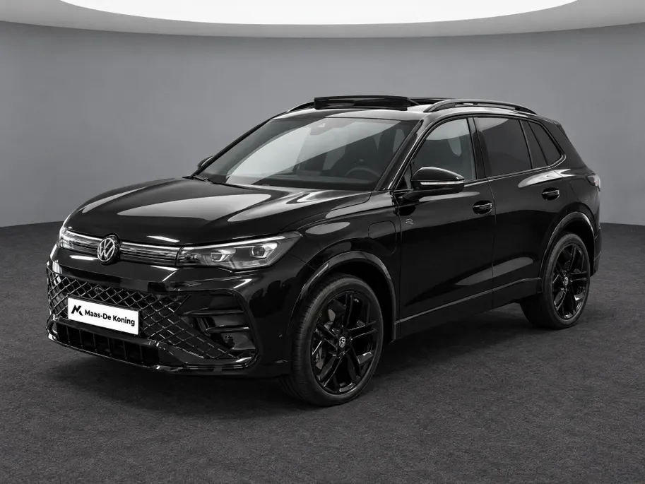 Volkswagen Tiguan 1.5 272pk DSG eHybrid R-Line Edition · Panoramadak · 360 Camera · Wegklapbare Trekhaak · Massage · Black style · 20'' Inch · Garantie t/m 22-06-2030 of 100.000km
