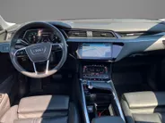 Audi e-tron Sportback 55 quattro S Line 95 kWh 300kW/408PK · Panoramadak · Trekhaak · Camera · Leder · Stoelverwarming · Drive select ·  Garantie t/m 18-10-2027 of 100000km.