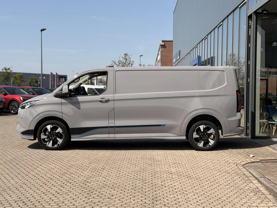Ford Transit Custom 320 2.5 PHEV L2H1 Sport SHOWROOM VOORDEEL € 2000 I DRIVER ASSIST PACK PREMIUM I INKLAPBARE TREKHAAK I WINTER PACK I 19 INCH VELGEN I AGM ACCU I