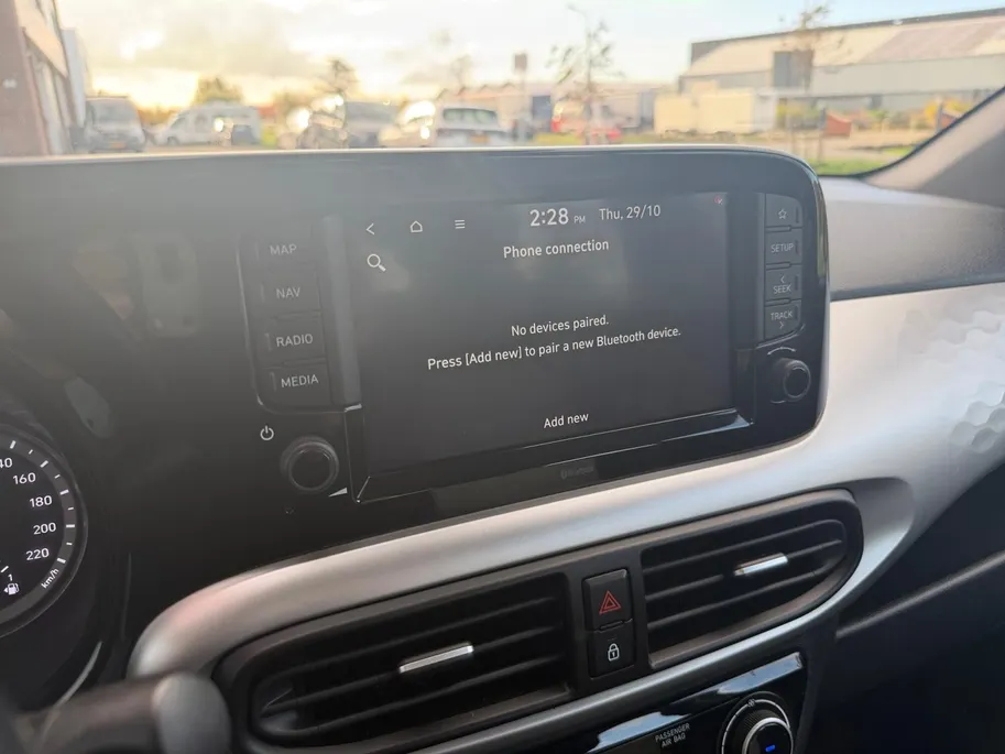 Hyundai i10 1.0 Premium | Navigatie| Parkeer sensoren| Camera| Cruise Controle| Metallic lak| Dealer onderhouden| Climate Controle