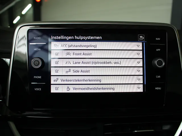 Volkswagen T-Roc Cabrio 1.5 TSI DSG R-Line Navigatie | 19' Misano | Stoel- en stuurverwarming | Matrix Led | Beats Audio