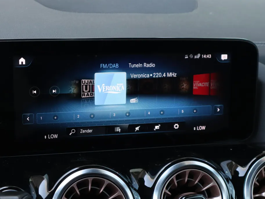 Mercedes-Benz EQA 250 Business Solution Luxury 67 kWh l Keyless l Panoramadak l Stoelverwarming