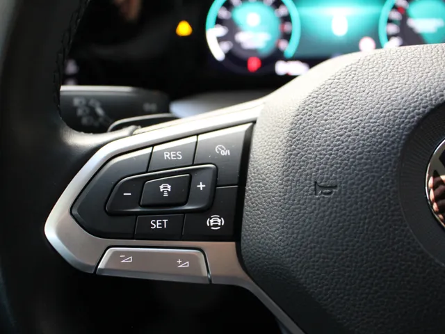 Volkswagen Golf 1.0 eTSI Life DSG | Navigatie Pro | Cruise Control | Lichtmetalen velgen