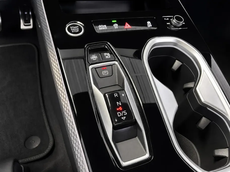 Audi A6 Avant 2.0 e-hybrid quattro S edition 299 PK · Premium pakket · Tech plus · 20' LM Velgen