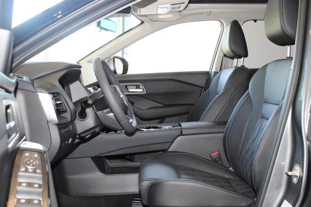 Nissan X-Trail 1.5 e-Power Tekna Plus | Naviagtie| 360grd camera| Pdc voor en achter| Climate controle 3 zones| Stoel-, stuur- en voorruit verwarming| Lederen bekleding| 19inch Wielen| Stoel geheugen|