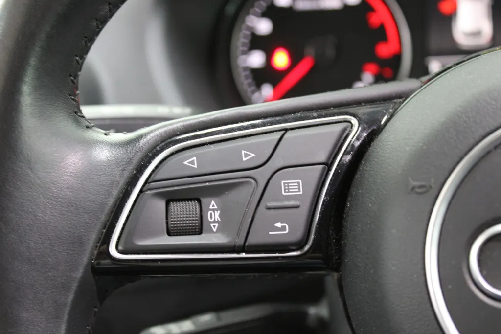 Audi Q2 1.4 TFSI CoD #limited Automaat / Carplay / PDC achter / Ambiance verlichting / Cruise control / Led /