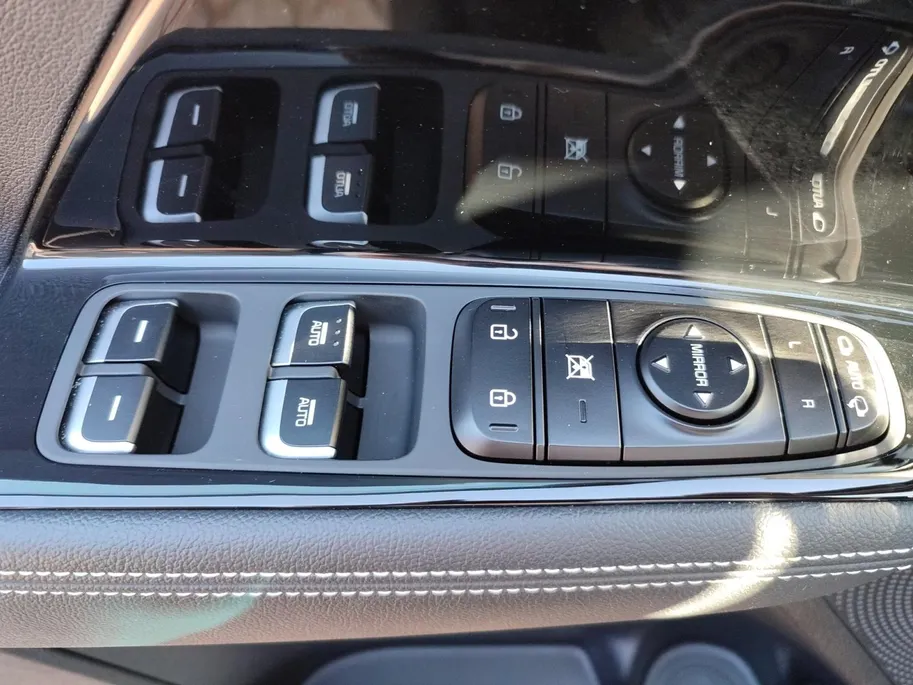 Kia e-Niro DynamicPlusLine 64 kWh | Warmtepomp! | Apple Carplay / Android Auto | Navigatiesyteem | Elektrisch Verstelbare Voorstoelen | Bestuurdersstoel + Geheugen | Stoelverwarming + Stoelkoeling | Stuurverwarming | Elektrisch Schuif / Kanteldak | Licht + Regensens