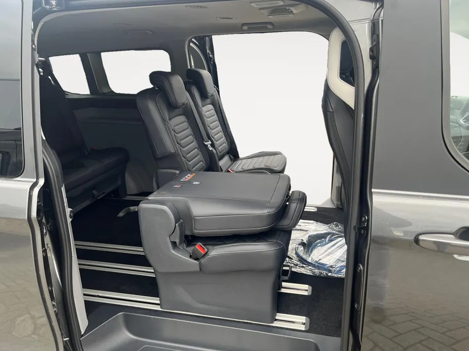 Ford Tourneo Custom E-Tourneo 340 L2H1 Titanium X 8 persoons | TE BESTELLEN AUTO | Lederen interieur | Navigatie | Parkeersensoren voor en achter | 19' LM velgen| Automatische airco 3-zones