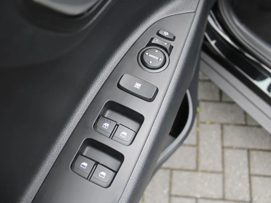 Kia Stonic 1.0 T-GDi MHEV DynamicPlusLine | Trekhaak | 15' LM | Clima | Cruise | Navi | Camera | LED | Keyless | 1e eigenaar |