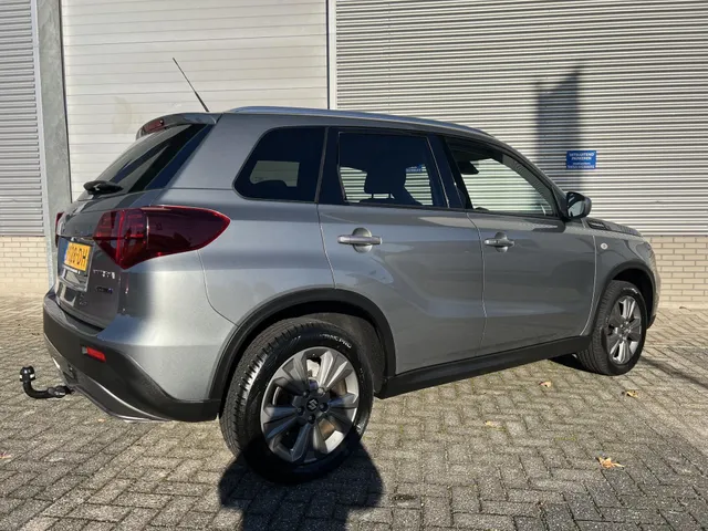 Suzuki Vitara 1.5 Hybrid Select Automaat | Trekhaak | All Season Banden | Lage Kilometerstand | Apple Carplay & Android Auto