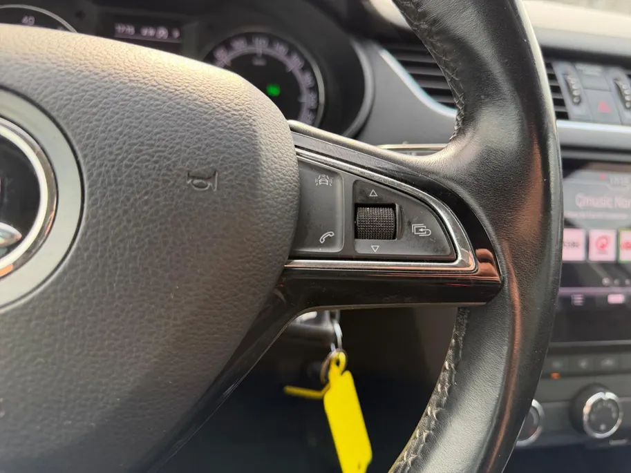 Škoda Octavia Combi 1.5 TSI Greentech Ambition Business | Automaat | Navigatie | Apple carplay & Android auto | Parkeersensoren voor en achter | Achteruitrijcamera | Elektr. achterklep | Afneembare trekhaak | Stoelverwarming voor | Bovag garantie |