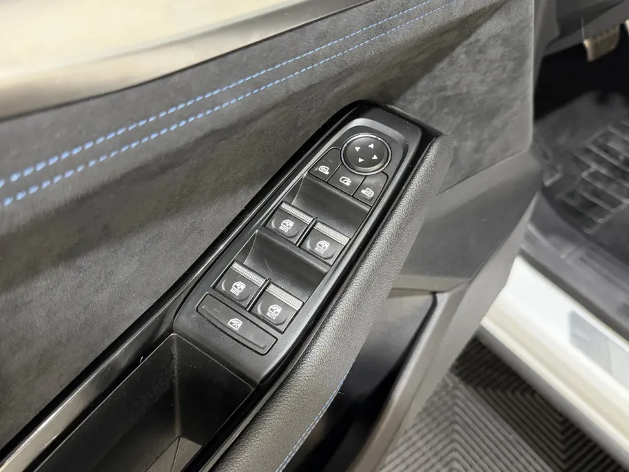 Renault Austral 200PK E-Tech Full Hybrid Esprit Alpine Automaat | 360 Camera | Elektrische Voorstoelen | Climate Control | Stoelverwarming | Digital Cockpit | Apple CarPlay/Android Auto | Lichtmetalen Velgen | Full LED |