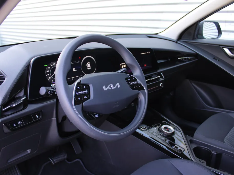 Kia Niro EV Light Edition 64.8 kWh | Camera | Cruise adapt. | Clima | 17' LM | Navi | Keyless | All season banden | 17% bijtelling |